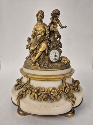 une horloge posée sur un socle en marbre