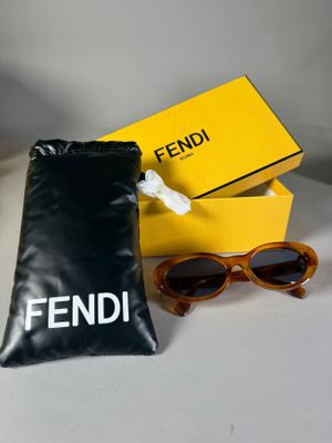 Lunettes de soleil Fendi et étui