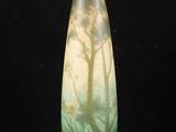 un vase en verre orné d'une peinture sur fond noir