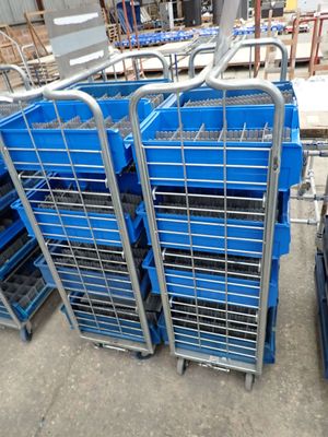 plusieurs caisses bleues empilées les unes sur les autres dans un entrepôt