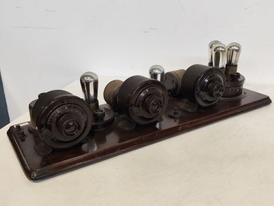 un support en bois comportant trois types de vannes différents