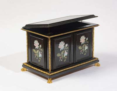 une petite boîte noire décorée de fleurs peintes