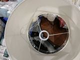 une boîte pleine d'objets assortis qui se trouvent dans la boîte