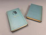 deux livres placés l'un à côté de l'autre