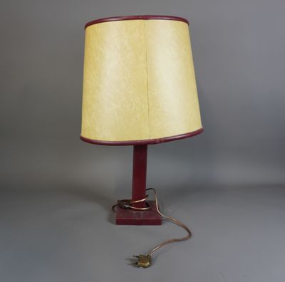 une photo d'une lampe de table surmontée d'un abat-jour jaune