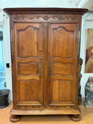 ARMOIRE en noyer. Style Louis XIII.