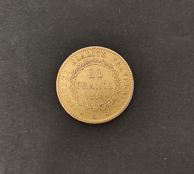 une pièce d'or posée sur une surface noire, sur fond noir