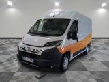 une photo d'une camionnette blanche et orange garée dans un garage