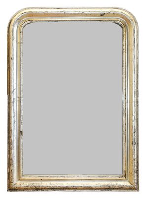 un grand miroir ancien dans un cadre doré, sur fond blanc