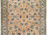 un tapis persan ancien aux couleurs bleues et orange