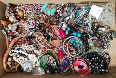 une boîte remplie de bijoux variés
