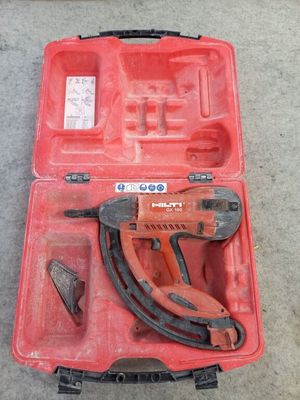 une caisse à outils rouge avec des outils sur le sol