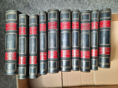 une pile de livres posée sur un carton