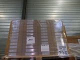 une palette de cartons posée sur une autre palette dans un entrepôt