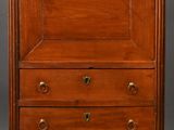une commode en bois avec trois tiroirs de chaque côté