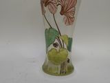 un vase en verre orné de fleurs, posé sur une table