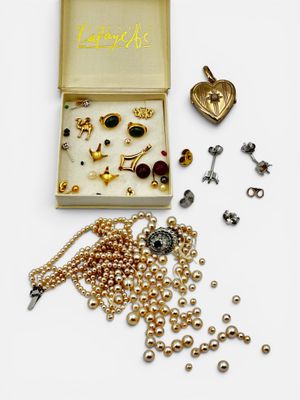 une boîte avec un tas de bijoux à l'intérieur