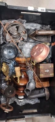 1 caisse d'objets divers comprenant applique, moulin à café,…