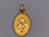 un pendentif en or représentant la Vierge à l'Enfant