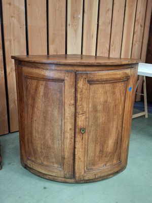 une armoire en bois munie d'une porte sur le dessus