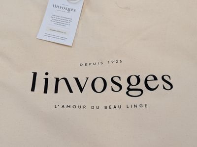 une image représentant un sac blanc muni d'une étiquette