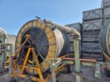 deux grosses bobines posées sur un chariot dans la poussière