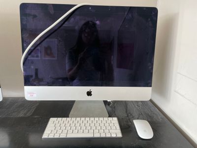 un ordinateur sur un bureau avec un clavier et une souris