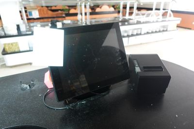 une tablette posée sur une table noire