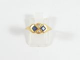 un gros plan d'une bague en or sertie d'un diamant bleu et blanc