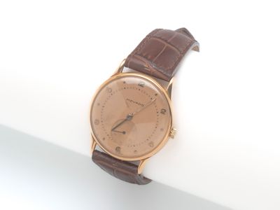 une montre posée sur une surface blanche