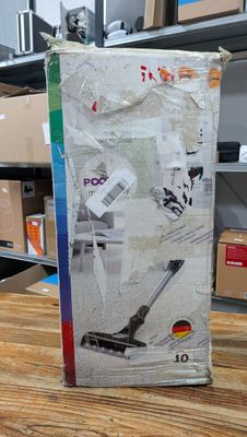une boîte posée sur une table dans une pièce