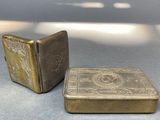 deux boîtes métalliques posées sur une table
