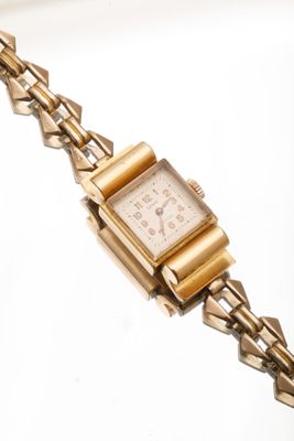 Montre de dame le cadran façon tank en or jaune 750 millième…