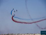quatre avions volant dans le ciel, d'où s'échappait de la fumée rouge, blanche et bleue