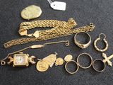 beaucoup de bijoux en or sur une surface noire