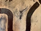 une peinture sur le mur d'un immeuble d'où sort un tuyau noir