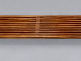 un banc en bois posé sur une table