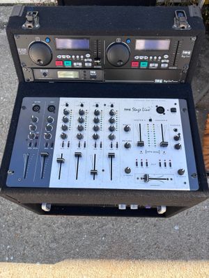 un mixeur posé sur une table, à côté d'un chat