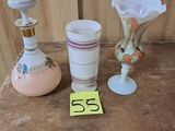 deux vases et un bougeoir posés par terre