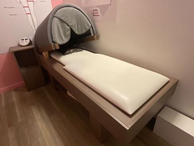 un lit sur lequel est posé un oreiller, dans une chambre