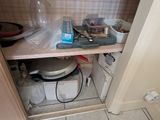 une petite armoire dans laquelle il y a beaucoup de bric-à-brac