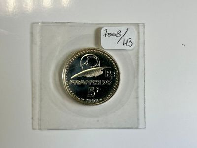 une photo d'une pièce de monnaie placée dans un étui en plastique