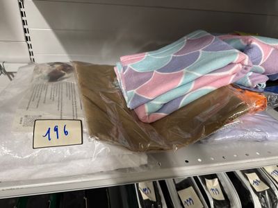 beaucoup de produits qui se trouvent sur les étagères du réfrigérateur