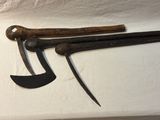 une vieille paire d'outils posée sur une table