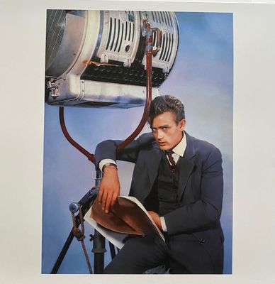 photo d'un homme en costume assis devant un appareil photo