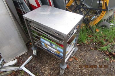 une table en métal sur laquelle sont posés des magazines, à côté d'une pile de vélos