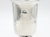 une image représentant une coupe en argent posée sur un socle, sur fond blanc