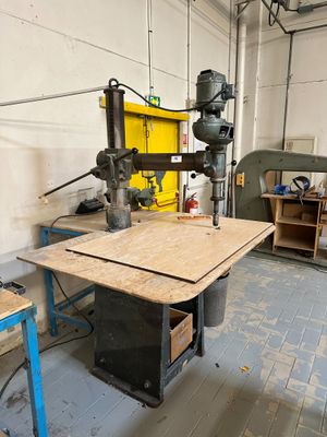 a machine that is sitting on a table in a room
