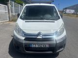 la camionnette blanche est garée sur le côté de la route