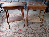deux tables placées l'une à côté de l'autre sur un tapis